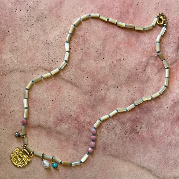 Handmade hand knotted mother of pearl asymmetrical necklace. - Picture 5 of 9